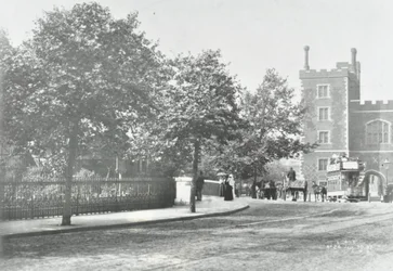 Lambeth Bridge: droga dojazdowa z pałacem Lambeth w tle, 1897