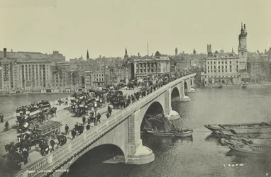 London Bridge: konne omnibusy i wóz, a także piesi przechodzą przez most, 1895