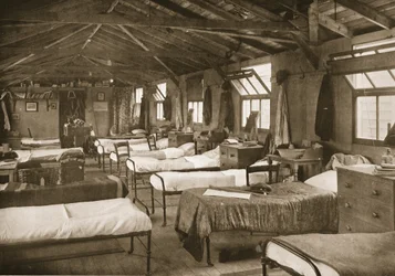 Jedna z sypialni, Donington Hall, ilustracja z niemieckich więźniów w Wielkiej Brytanii (fotograwiura)