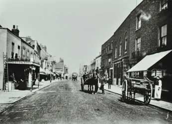 Putney High Street, patrząc w stronę mostu, 1885