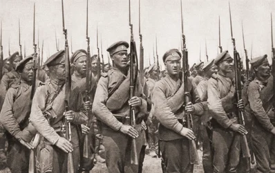 Rosyjska piechota na defiladzie i prezentująca broń podczas I wojny światowej, z The Illustrated War News, 1915