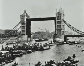 Statki przepływają pod Tower Bridge, 1894