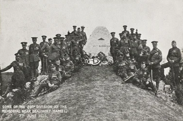Część 29. Dywizji pod pomnikiem niedaleko Beaumont Hamel, 7 czerwca 1925 r.