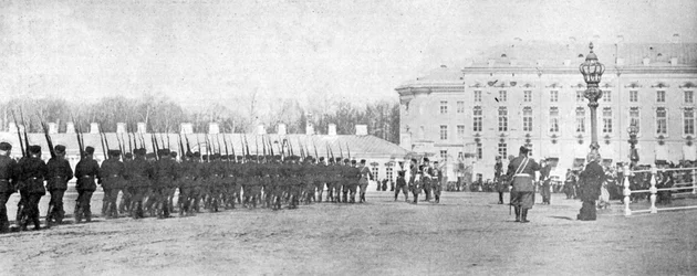 Żołnierze wnoszący kolory do Pałacu Królewskiego, ilustracja z Króla, 25 maja 1901