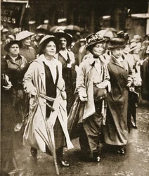 Demonstracja kobiet „Prawo do służenia”: pani Pankhurst i przyjaciele, z „The Illustrated War News”