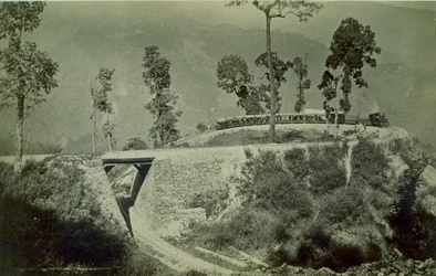 Pętla w Agony Point w Tindharia na kolejce Himalajów Darjeeling, lata 80. XIX wieku (druk albumowy)