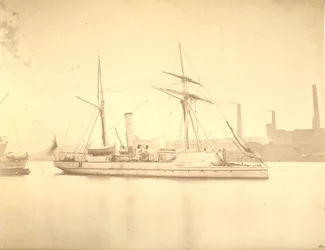 Prawa burta kanonierki „Delta”, zacumowanej na rzece Tyne, c.1876