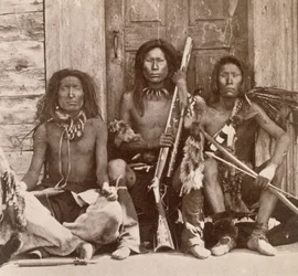 Trzech Indian Braves, sfotografowanych przez Royal Engineers na czterdziestym dziewiątym równoleżniku (zdjęcie w sepii)