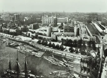 Tower of London, Tower Hill: z Tower Bridge, 1890