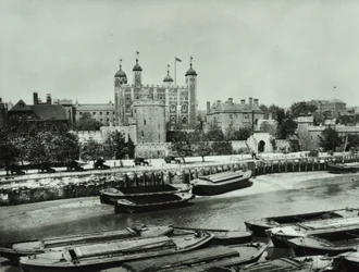 Tower of London, Tower Hill: od rzeki, 1895
