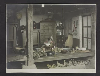 Dwoje dzieci jedzących wewnątrz domu, Album fotograficzny Korei