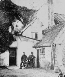 Dwóch mężczyzn przed domkiem Enfield, ok. 1890 (zdjęcie czarno-białe)