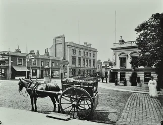 Upper Richmond Road, na zachód od Putney High Street, pokazuje pojazd konny na pierwszym planie, 1880