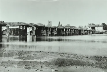 Widok na stary i nowy most Putney z przybudówką i kościołem Wszystkich Świętych w tle, 1885