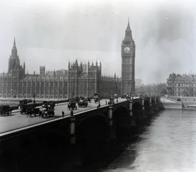 Widok na most Westminster Bridge i budynki Parlamentu