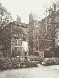 Widok na fontannę w Middle Temple Fountain Court, Londyn, 1884