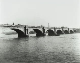Most Waterloo: widok z północnego brzegu, 1895