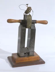 Prosty induktor, za pomocą którego Michael Faraday (1791-1867) odkrył prawo indukcji