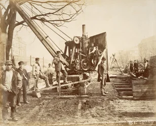 Dźwig parowy działający podczas budowy linii Circle w Paddington, Londyn, ok. 1890 (druk albumowy na karcie)
