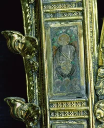 Anioł grający na kotle, szczegół z pastorału Wilhelma z Wykeham (ok.1320-1404) (srebro pozłacane i emalia champleve) (zob. 205100-32)