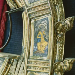 Anioł grający na flecie, detal z pastorału Wilhelma z Wykeham (ok.1320-1404) (srebro pozłacane i emalia champleve) (zob. 205100-32)