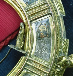 Anioł grający na atucie, szczegół z pastorału Wilhelma z Wykeham (ok.1320-1404) (srebro pozłacane i emalia champleve) (zob. 205100-32)