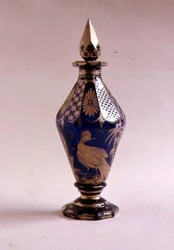 Dwustożkowa butelka na ampułkę ze spiralnym korkiem, 1765-70 (złocone niebieskie szkło)