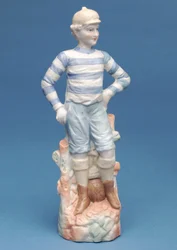 Biskowa figura chłopca piłkarza w niebiesko-białym stroju w paski, ok. 1890 (ceramika)