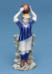 Biskowa figura piłkarza rzucającego piłkę (ceramika)