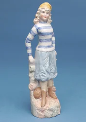 Biskowa figurka piłkarzyki w niebiesko-białym stroju w paski, ok. 1890 (ceramika)