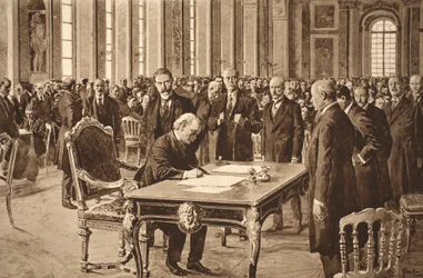 Premier Wielkiej Brytanii podpisujący traktat pokojowy z Niemcami w Sali Lustrzanej w Wersalu, 28 czerwca 1919