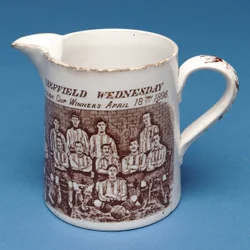 Dzbanek ozdobiony drużyną Sheffield Wednesday, 1896 (ceramika)