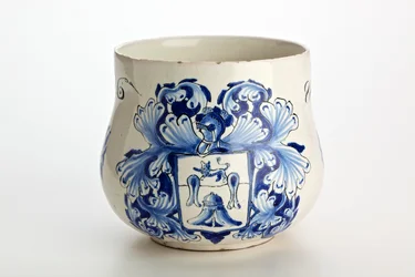 Londyński puchar ślubny, 1688 (ceramika glazurowana cyną)