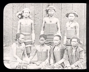 Magiczna latarnia Slajd przedstawiający kobiety z plemienia Sea Dyas, Borneo ok. 1900