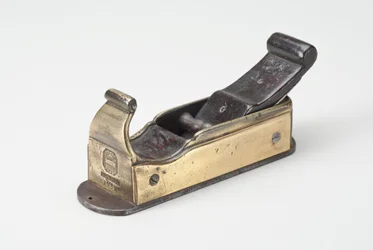 Strug ukośny, 1739 (brąz, stal i palisander)