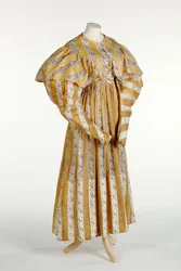 Suknia muślinowa z abstrakcyjnym fioletowym wzorem nadrukowanym w żółto-białe pionowe paski, ok.1820-30 (bawełna)