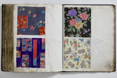 Strony z księgi próbek tekstyliów, z odręcznymi adnotacjami z zakresem dat 1887-94 (pióro i tusz oraz tekstylia na papierze)