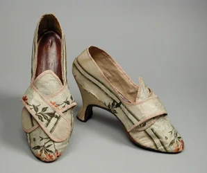 Para butów damskich, ok. 1780 (brokatowa tafta jedwabna, skóra, len)