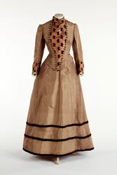 Sukienka blada śliwkowa, ok.1885 (jedwab)
