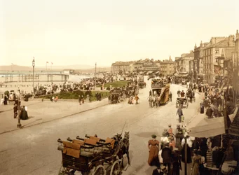 Parada patrząca na zachód, Morecambe (zdjęcie ręcznie kolorowane)