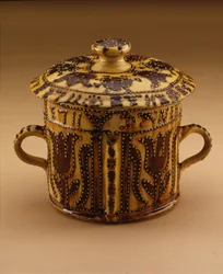 Garnek possetowy z pokrywką, 1711 (naczynia poślizgowe)