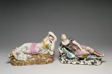 Leżące figurki Kleopatry (69-30 pne) i Marka Antoniusza (ok. 82-30 pne), Staffordshire, ok. 1810-20 (perły)