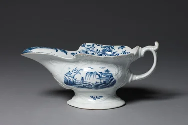 Łódka do sosu, prawdopodobnie wykonana przez Fabrykę Porcelany Worcester lub Fabrykę Porcelany w Bristolu, c.1752