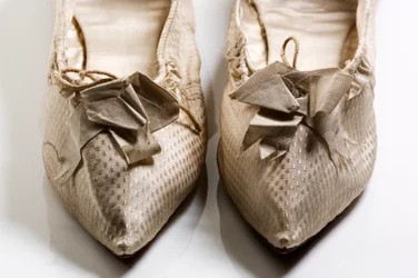 Buty, lata 90. XVIII w. (tkany jedwab)