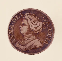 Srebrny grosz angielski, panowanie królowej Anny Stuart (Anny Wielkiej Brytanii) (1665-1714) 1712. Śr. 2,5 cm Neapol, muzeum archeologiczne