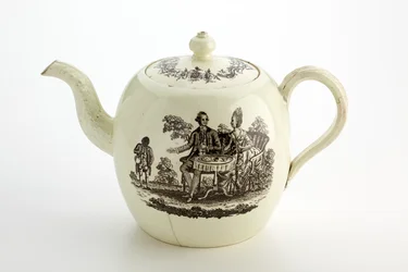 Staffordshire Wedgwood czajniczek, c.1775-85 (kremware)