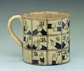 Kubek Staffordshire przedstawiający alfabet w języku migowym, ok. 1820 (ceramika)