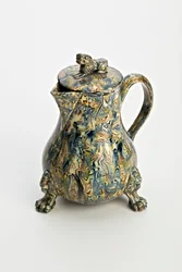 Stały dzbanek z efektem agatu Staffordshire, ok. 1760-70 (ceramika szkliwiona ołowiem)