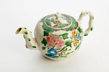 Czajnik Staffordshire ozdobiony chryzantemami, 1760 (ceramika glazurowana solą)