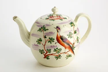 Czajnik Staffordshire ozdobiony egzotycznym ptakiem i budynkiem wśród drzew, ok. 1900 r. 1765-75 (kremware)